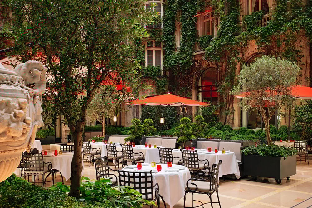 H5PE9_68677967_Plaza_Athenee_-_Cour_Jardin_-_(c)_Niall_Clutton