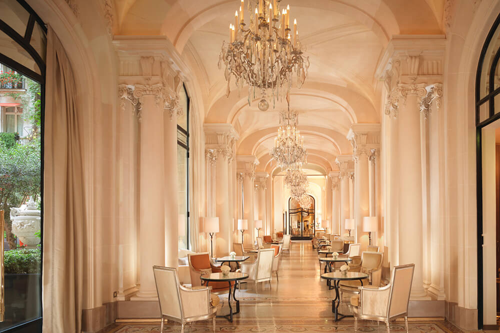 H5PE9_68677995_Plaza_Athenee_-_Galerie_-_(c)_Niall_Clutton