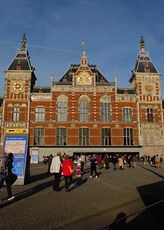 1448024573-amsterdam-central-station-building